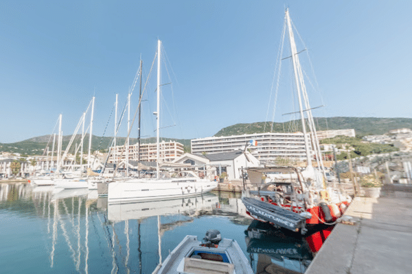 Illustration. Le port de Toga à Bastia.