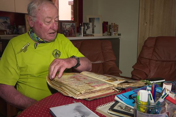 Roland Ravanel, guide de haute montagne à Chamonix (Haute-Savoie), a tout consigné dans ses cahiers, le parcours et le récit de ses courses, et des photos d'époque de ses compagnons de cordée.