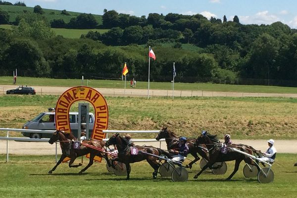 Course hippique à Guerlesquin