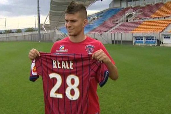 C'est la nouvelle recrue du Clermont Foot 63. Enzo Reale, 23 ans, vient de signer un contrat de deux ans avec le club auvergnat.