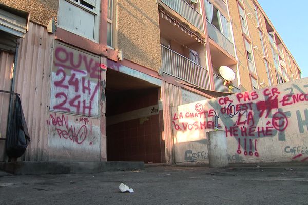 Une fusillade a eu lieu dans le quartier sensible de l'île de Thau à Sète. Un mineur de 17 ans a été ciblé par plusieurs tirs en fin d'après-midi, alors qu'il attendait devant un coiffeur. (Photo d'illustration)