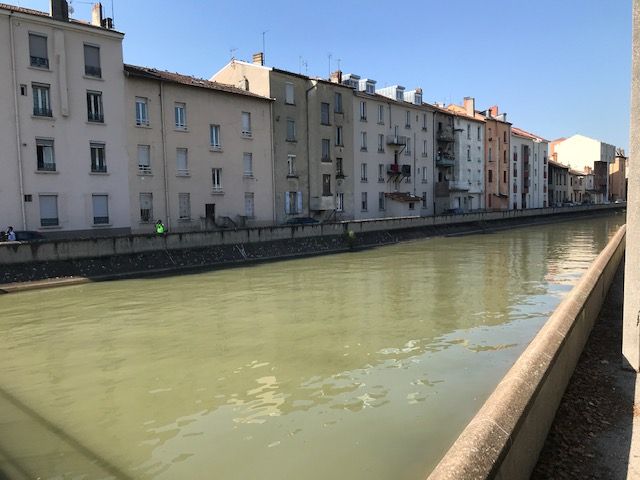 Oullins Un Trentenaire Se Noie Dans Lyzeron En Voulant Sauver Son Neveu Qui Voulait Récupérer 