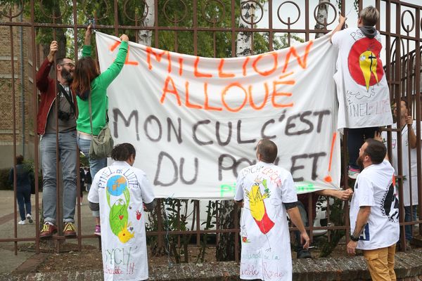 Les salariés grévistes de l'hôpital Philippe-Pinel d'Amiens le 6 septembre.