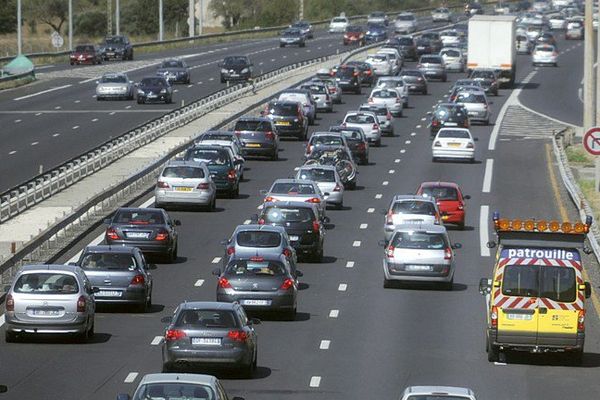 Ce vendredi, Bison futé recommande de "quitter les grandes agglomérations en dehors des heures de pointe de la fin d'après-midi, c'est-à-dire partir avant 14H00 ou après 20H00".