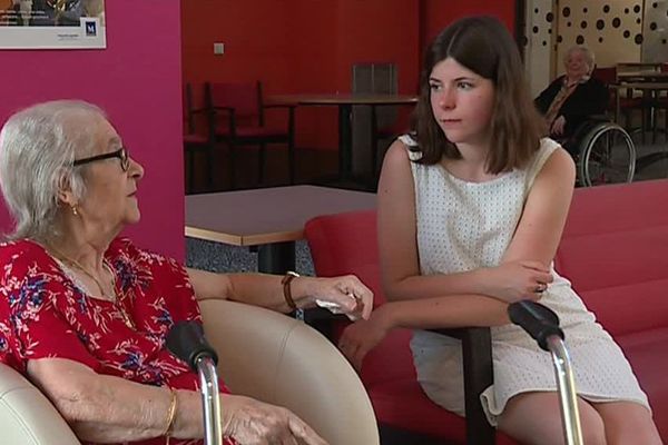 A 19 ans, Roseline Montreuil, étudiante en musicothérapie, entre en maison de retraite... Comme colocataire, en échange d'un peu de son temps auprès des pensionnaires