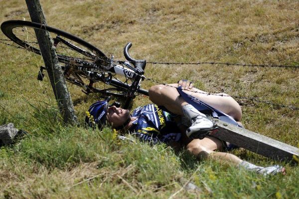 Le Néerlandais Johnny Hoogerland a lourdement chuté dans les barbelés lors de la 9e étape du Tour de France 2011 entre Issoire et Saint-Flour. Il terminera la Grande Boucle avec 33 points de suture.