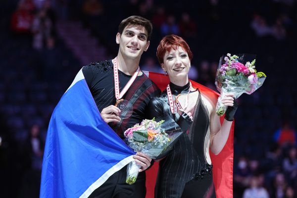 Evgeniia Lopareva (à droite) et Geoffrey Brissaud (à gauche) à Halifax, au Canade, le 27 octobre 2024.