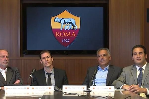 Rudi Garcia et les dirigeants de l'AS Roma en conférence de presse