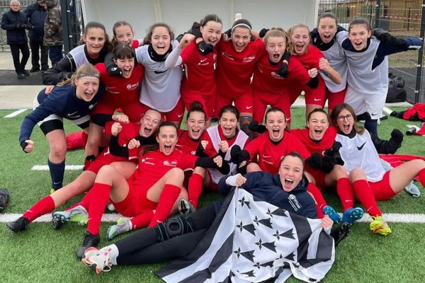 L'équipe féminine du lycée du Gros Chêne de Pontivy (Morbihan),sacrée récemment championne de France scolaire