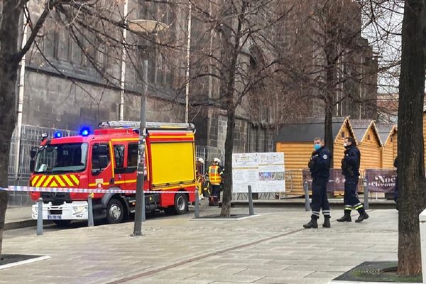 Des pompiers étaient mobilisés ce jeudi 16 décembre à la cathédrale de Clermont-Ferrand.