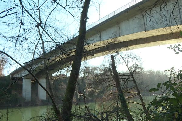 Le pont de Cantepau à Albi a été construit en 1972.