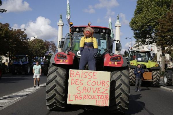 Tracteurs sur la place de la Nation à Paris