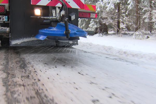 Tous les ans, jusqu'à 500 tonnes de saumure sont répandues sur les routes du Puy-de-Dôme.