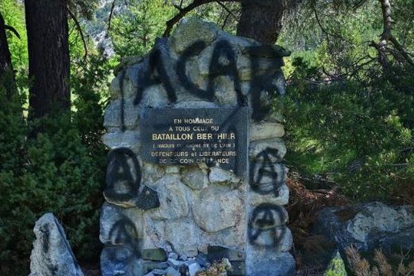 Le monument aux morts de Névache a été recouvert de tags anarchistes.