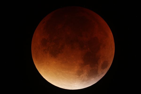 La "super lune de sang" photographiée à 4h10 de la Pointe du Décollé à St-Lunaire