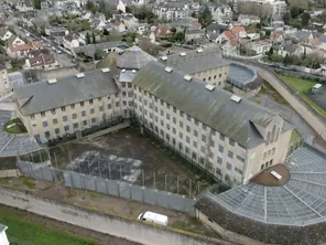 Emmanuel Macron a annoncé la création d'une bourse de recherche pour retrouver les corps des résistants fusillés à la prison de Caen (Caldavados), le 6 juin 1944.