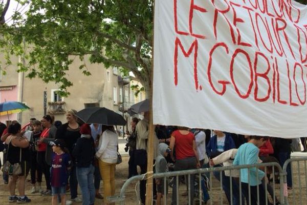 Une centaine de personnes se sont rassemblées devant la mairie de Saint-Ambroix mercredi 16 mai 2018 pour soutenir le directeur du collège de Saint-Joseph