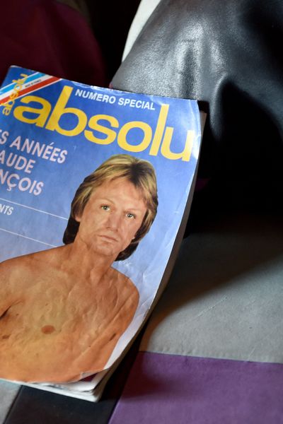 Un magazine représentant Claude François en une, pris en photo sur le lit de son ancienne demeure àDannemois