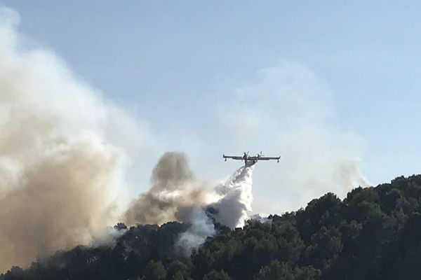 Le feu à Bellegarde-en-Diois a ravagé 2 hectares de terrain, jeudi 17 septembre, mobilisant 80 pompiers et une vingtaine d'engins. Photo d'archive.