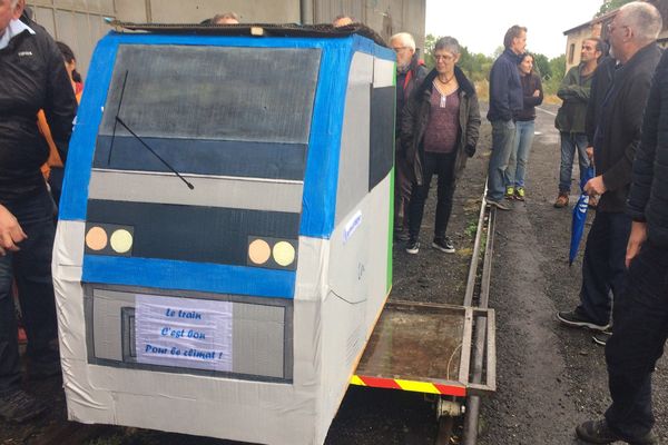 Plus de transports collectifs pour Billom et ses alentours, c'est ce qu'a réclamé, samedi 12 octobre, une centaine de personnes rassemblée à l'ancienne gare de Billom, dans le Puy-de-Dôme. Les participants demandent entre autres la réouverture de la ligne ferroviaire Billom-Vertaizon. 