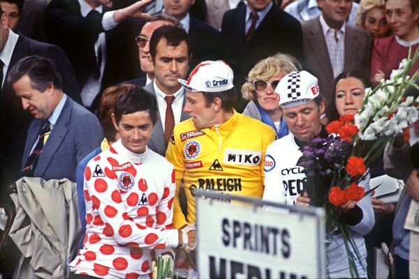 Raymond Martin avec son maillot à pois rouges sur le podium du Tour en 1980 aux côtés du vainqueur, le néerlandais Joop Zootemelk