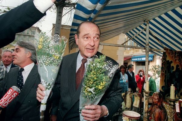 Jacques Chirac le 3 avril 1995 sur la marché Saleya dans le cadre de sa campagne électorale. C'est la rue derrière le cours qui sera rebaptisée.