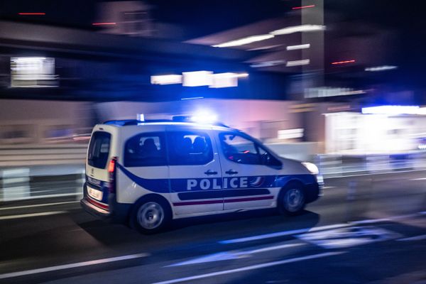 Deux mineurs ont été interceptés par la police à Saint-Étienne-du-Rouvray, dimanche 24 novembre 2024.  Le conducteur circulait sans permis avec, à bord de son véhicule, une dizaine de pochons de cocaïne, 50 grammes de haschich et une balance de précision.