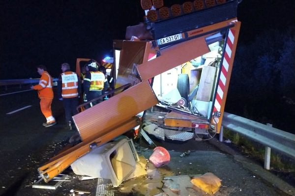 Un patrouilleur de la DIRNO a été violemment percuté sur l'A84 ce mardi soir alors qu'il sécurisait un poids-lourd en panne