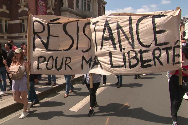 2000 manifestants étaient présents à Lille pour exprimer leur désaccord face au pass sanitaire.