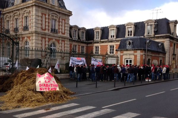 Une soixantaine d’agriculteurs de Haute-Marne ont déversé ce vendredi matin du fumier devant la préfecture de Chaumont contre la directive nitrates.