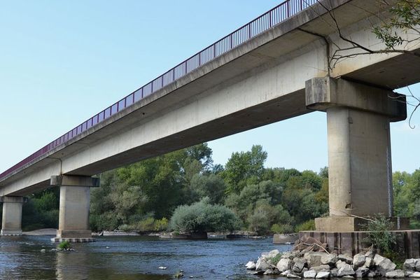 Le pont de Loire à Imphy, dans la Nièvre. 