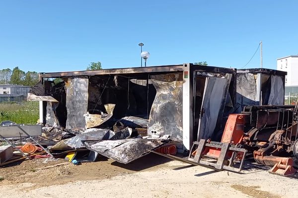 Les incendies ont touché des poubelles, des véhicules mais également ces installations de chantier installées dans le quartier du Vert-Bois.