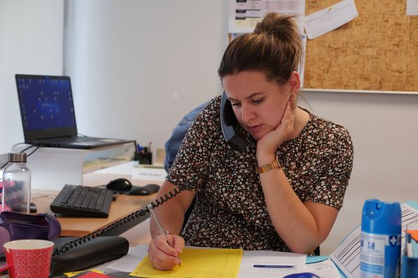 Hélène Hostiou travaille au pôle social maritime de Brest. Elle est à l'écoute des marins "cassés" par le métier et en arrêt de travail ou en phase de reconversion