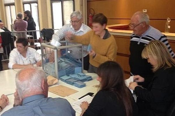 Elne (Pyrénées-Orientales) - le dépouillement des bulletins de vote - 30 mars 2014.