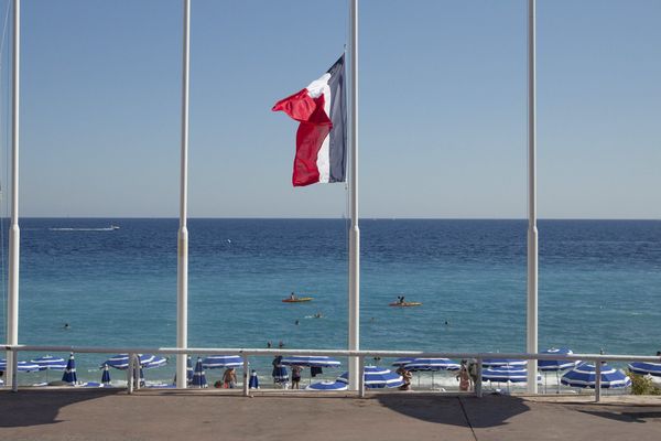 Les drapeaux en berne le 17 juillet 2016.