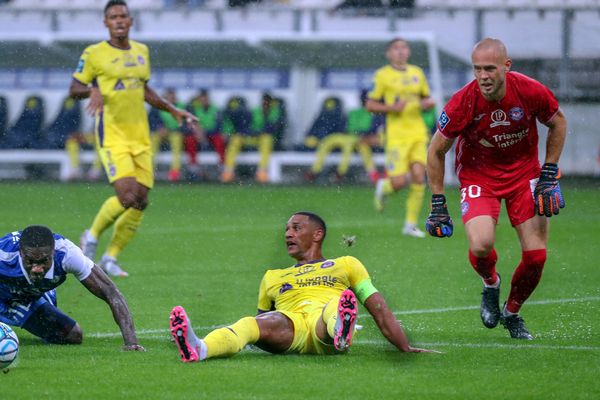 Gabrielsen et Dupé en difficulté lors de la rencontre GF 38 / TFC