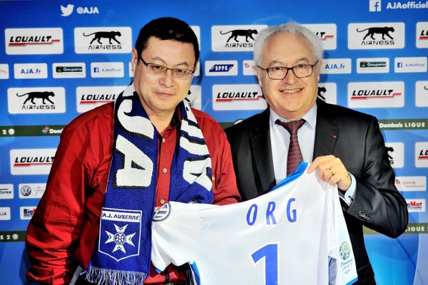 James Zhou, aux côtés ici de Guy Cotret, est devenu propriétaire de l'AJ Auxerre le 13 octobre 2016. 