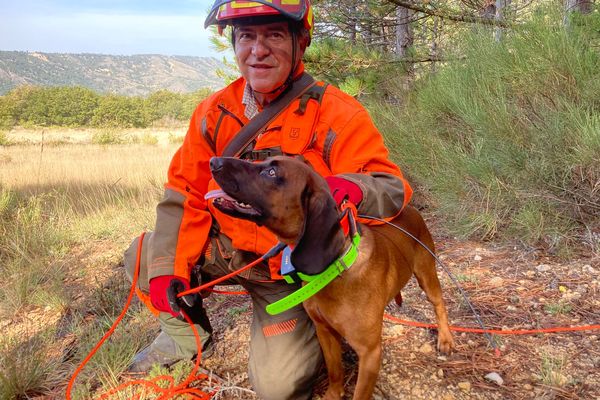 Le maitre chien avec son compagnon.