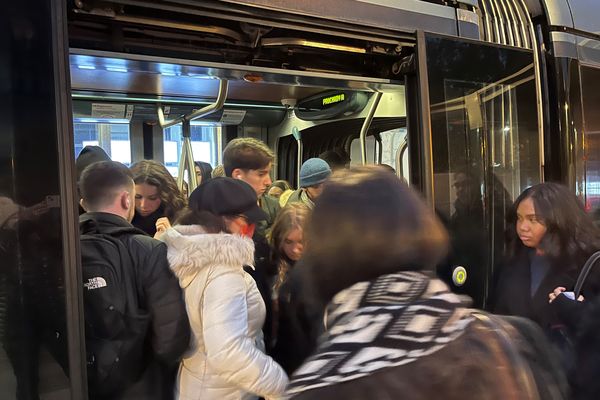 Les transports en commun étaient bondés ce jeudi sur le réseau TBM. Avec un taux de grévistes d'environ 80% selon les syndicats, la fréquence était très réduite sur une partie des lignes.