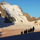 Un groupe d'alpinistes le 25 août 2023 devant la barre des Ecrins (4102 m) et le dôme de neige des Ecrins (4015 m), dont la voie normale est très affectée par le changement climatique.