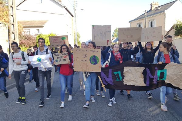 Près de 200 lycéens dans les rues d'Alençon aujourd'hui lors de la marche sur le climat. 