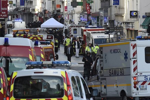 Tout le centre-ville de Saint-Denis bouclé par les forces de l'ordre.