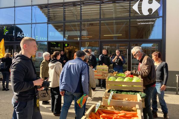 Des producteurs de Draguignant et des environs ont improvisé un marché sauvage devant ce magasin de distribution pour dénoncer leurs revenus.