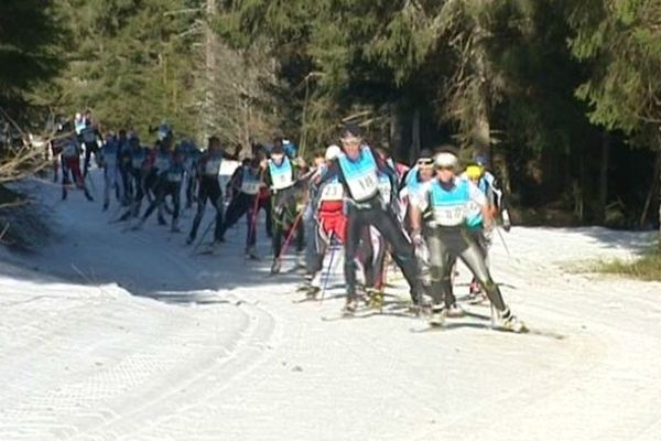 Une soixantaine d'amateurs chevronnés de ski de fond ont parcouru dimanche les 42 km de la Sancy Blanche.