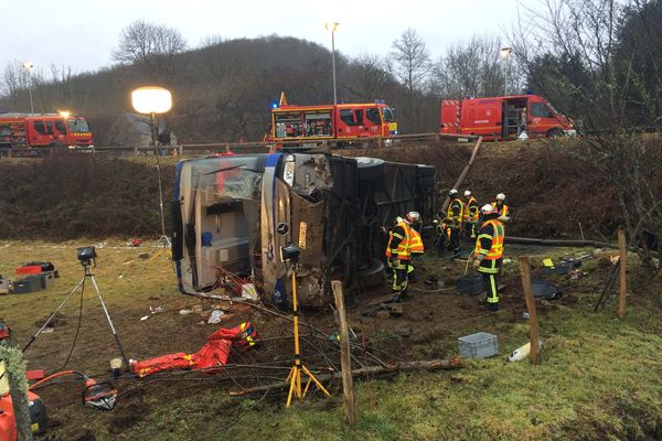 D'importants moyens ont été déployés pour secourir les victimes de l'accident de bus, à Tauves, dans le Puy-de-Dôme.