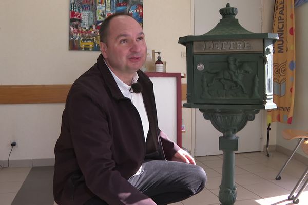 Jérôme Bernard, maire du village ardéchois d’Allisas, a installé la boîte aux lettres dans la mairie afin que le facteur rentre dans le bâtiment pour échanger avec lui.