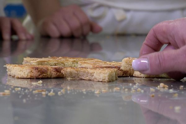 Le Broyé du Poitou se déguste après avoir été cassé d'un coup de poing. C'est une tradition pour partager ce biscuit local.