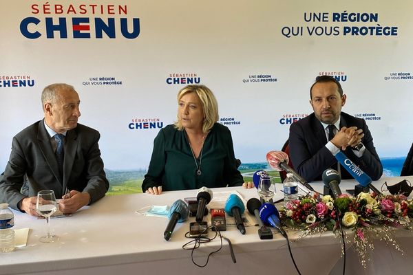 Marine Le Pen, avec Sébastien Chenu (à droite), et Philippe Emery, le président du groupe RN au Conseil régional des Hauts-de-France, le vendredi 9 avril, dans l'Avesnois. 