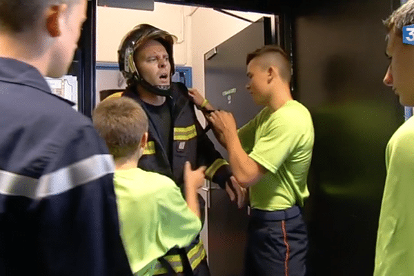 Un pompier arrive exténué en haut de la Tour de Bretagne.