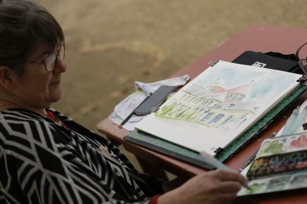 L'aquarelliste Aline Vachia a participé à la 1re édition du dimanche des peintres à Sens, dans l'Yonne, dimanche 26 juin 2016